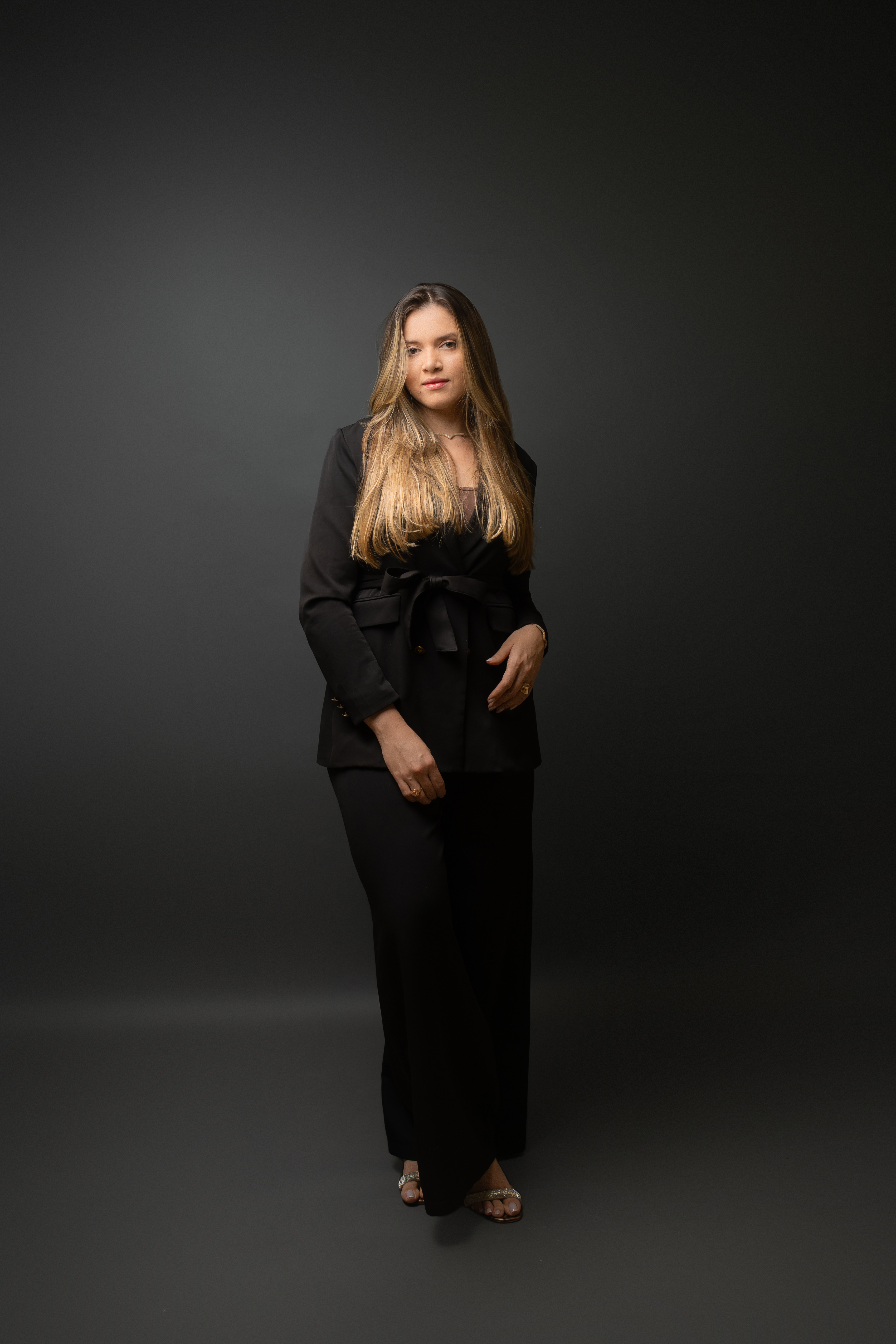 Akemilly em traje preto elegante