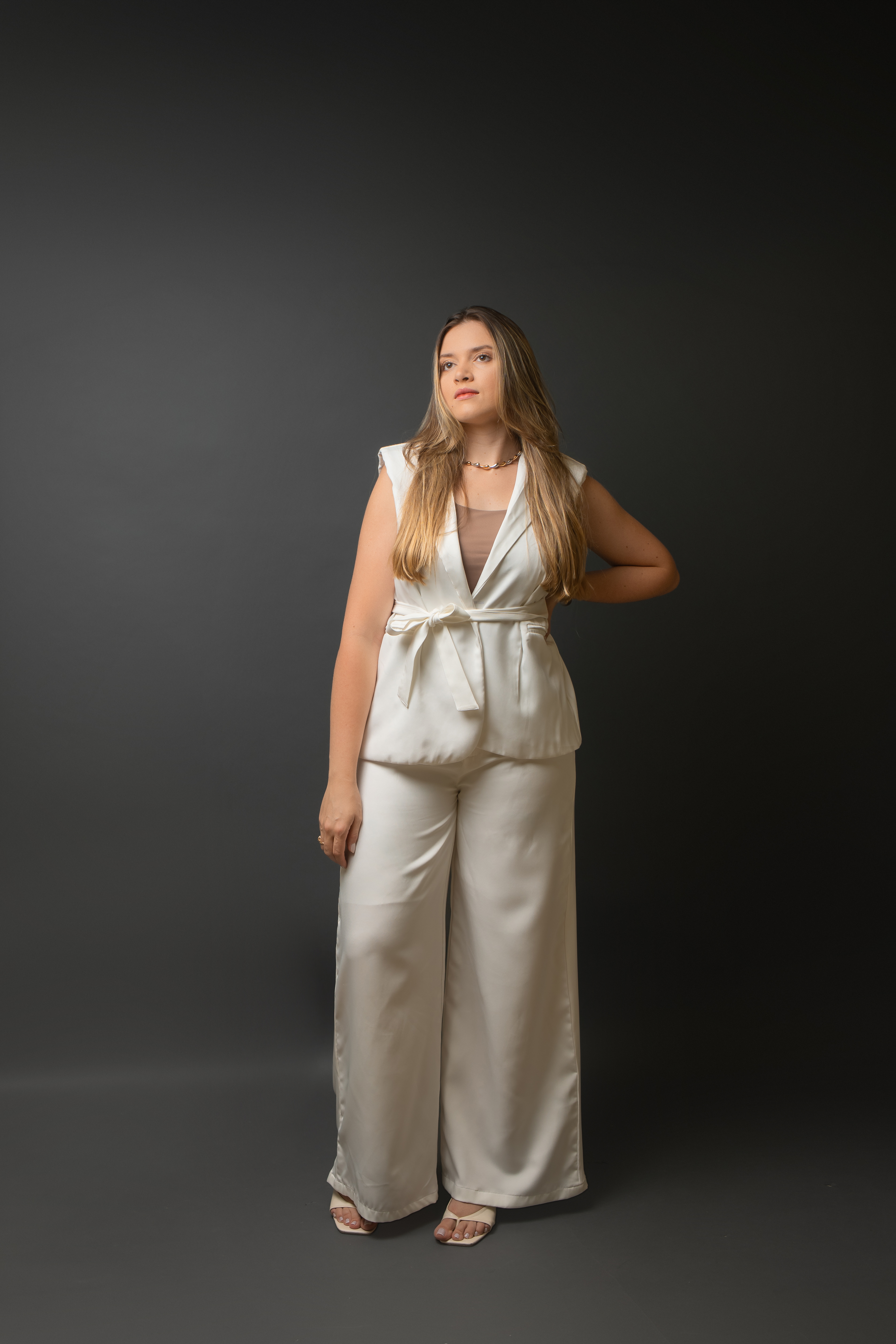 Akemilly em look branco elegante